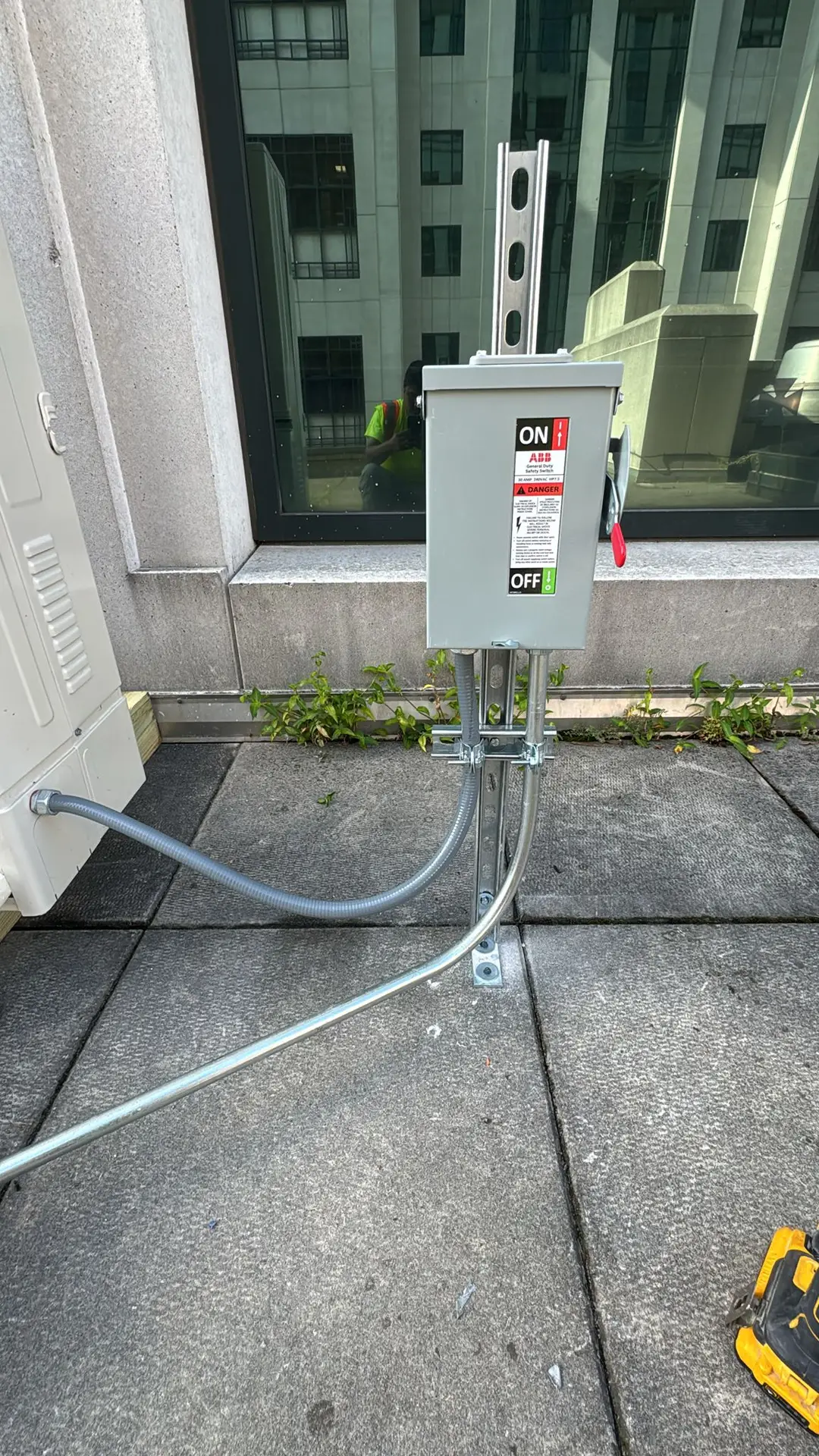 Electrical disconnect on rooftop surface
